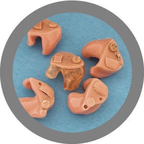 最初のカスタムオーダーメイド In-The-Ear(ITE)カスタムマスターの写真 最初のカスタムオーダーメイド In-The-Ear(ITE)カスタムマスターの写真