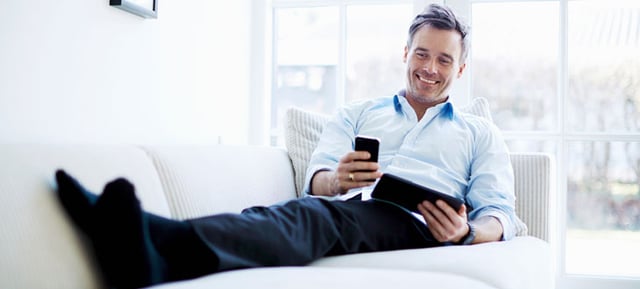 Bluetooth補聴器を使う男性イメージjpg