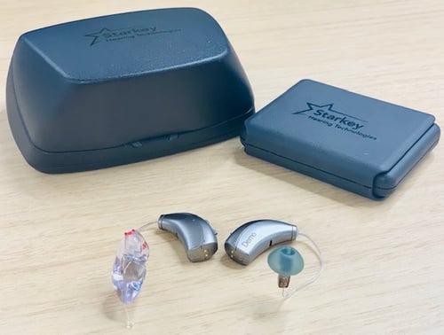 Livio R補聴器とチャージャー