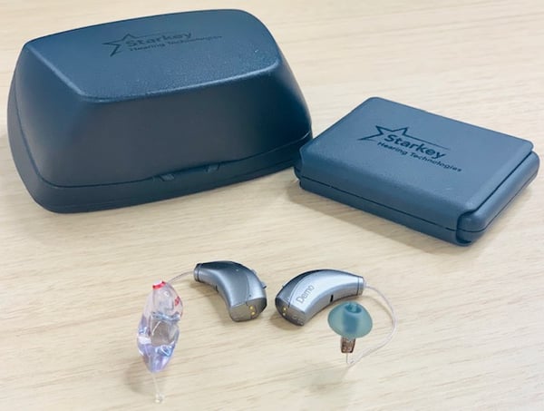 Livio R補聴器とチャージャー