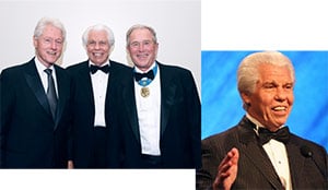 ビルとクリントン大統領、ブッシュ大統領とのスリーショット写真