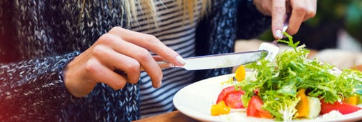 サラダを食べる女性