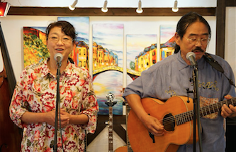 店内でライブをする長野たかし氏と森川あやこ氏