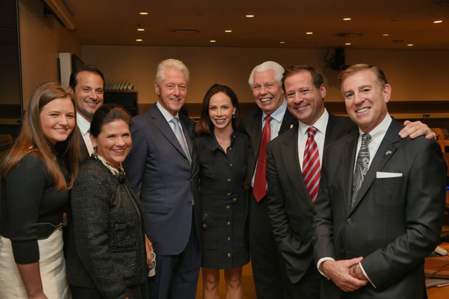 IFPSD会合後のバーバラ・ブッシュを中心とした集合写真