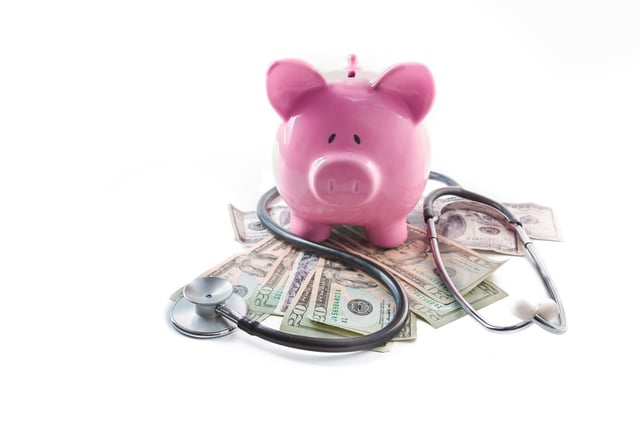 医療費用と豚の貯金箱