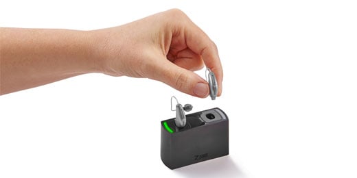 ハイブリッド式充電補聴器のミューズを充電器に挿入するイメージ