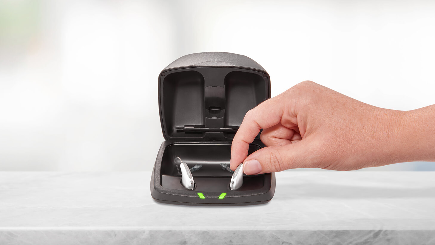 充電式補聴器が向いているのはこんな人！ メリットと上手な使い方をご紹介
